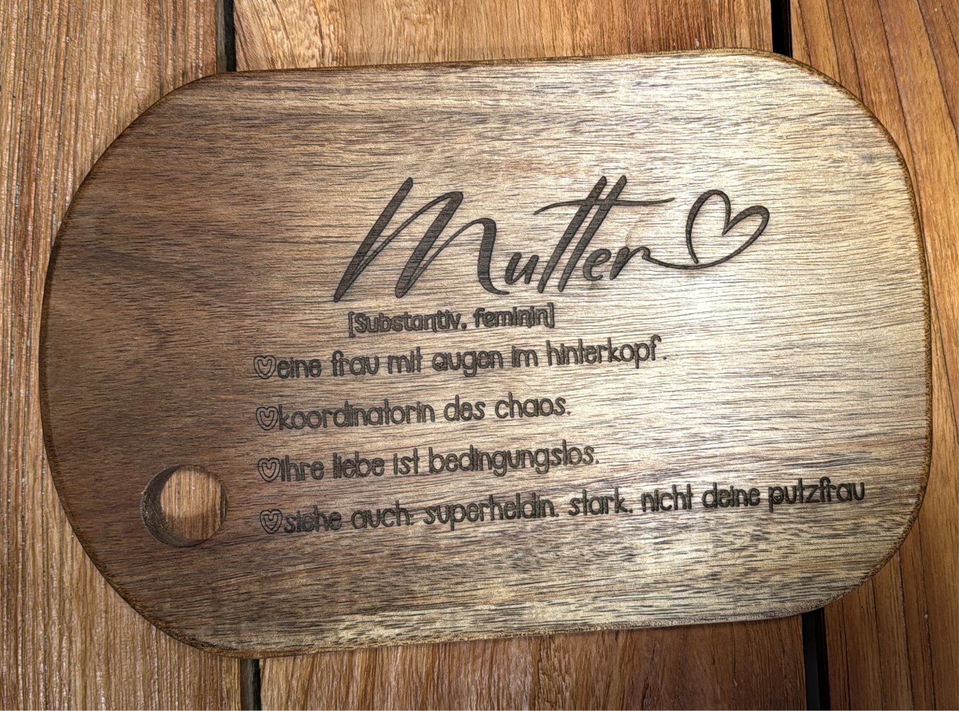 Wie wäre es mit "Personalisiertes Holzbrettchen – Einzigartiges Muttertagsgeschenk mit Gravur"