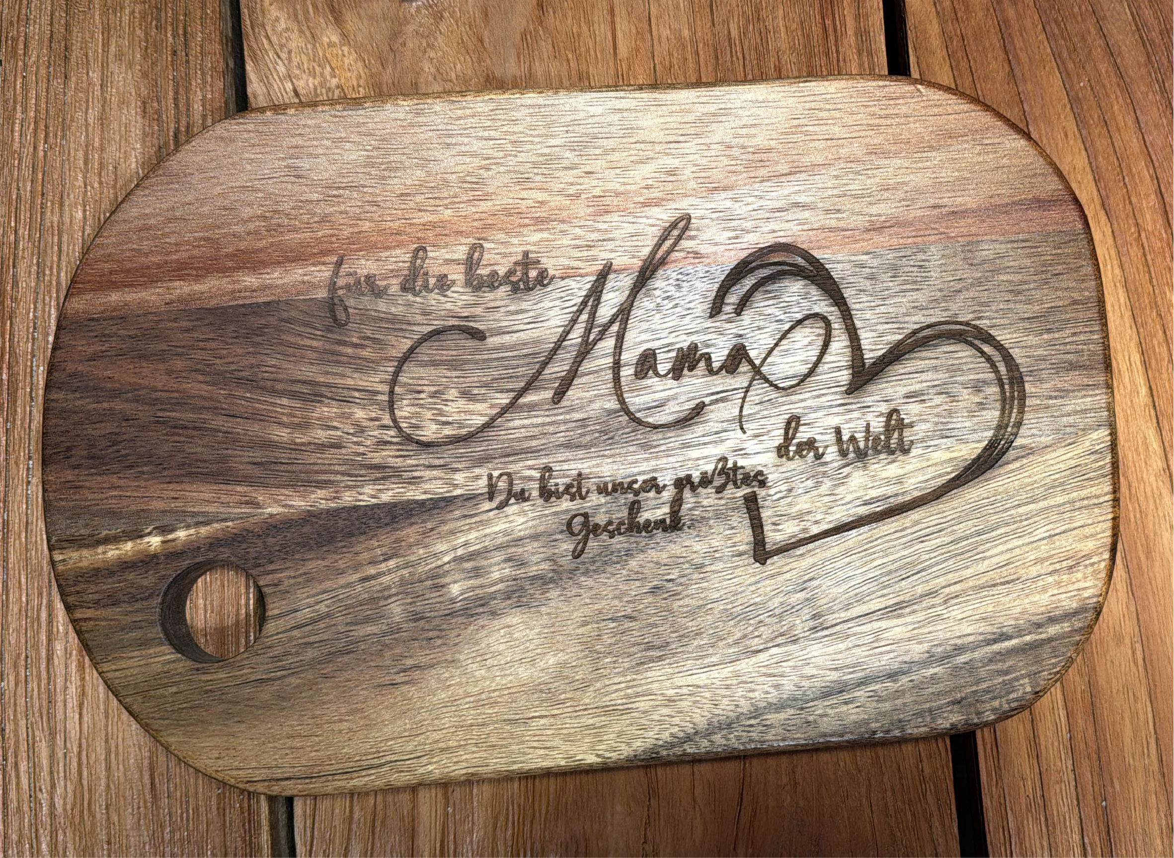 Wie wäre es mit "Personalisiertes Holzbrettchen – Einzigartiges Muttertagsgeschenk mit Gravur"
